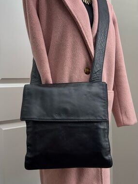 Vintage 90s Chanel Messenger Crossbody Black Lambskin Leather Flap bag unisex
